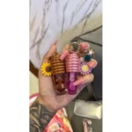 2 LIP GLOSS MEL E MORANGO OU MARSHMELLOW COM CHAVEIROS VARIADOS - Imagem 2